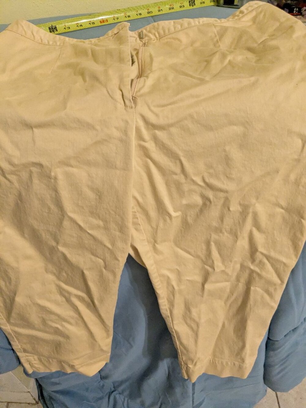 Stretchy khaki/yellow capris.